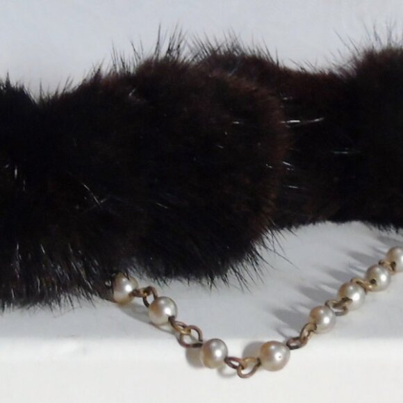 1950's Vintage Reddish Dark Brown Mink Fur BOWS Sweater Clip Guard Pearl Chain - Picture 1 of 3